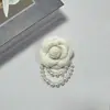 Broche de flor de camelia y perla estilo Chanel, pin de tela tridimensional, accesorio de alta gama, venta al por mayor