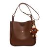 Bolso bandolera de diseño nicho de alta gama para mujer 2023 nuevo otoño sencillo bolso cubo bolso de hombro con colgante