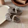 Ins Sapatos de couro pequenos franceses 2026 Nova Coleção Primavera/Outono Versão Coreana Sapatos de Princesa com Pérolas para Meninas Mary Janes com Solado Macio Sapatos Individuais Tendência