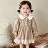 Vestido longo de manga comprida estilo coreano para meninas 2026 outono roupas infantis vestido de bebê menina doce e estiloso vestido com gola boneca