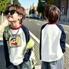 Camiseta básica de manga comprida para meninos, novo estilo primavera e outono 2026, top T-shirt infantil versátil com blocos de cor estilosos para meninos mais velhos