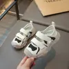 Tênis Esportivo Infantil com Biqueira Anti-Impacto 2024 Primavera/Verão Novo Estilo Sapatos para Meninos Estilo Coreano Sandálias Casuais Respiráveis de Malha para Meninas
