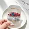 Tecido Vintage Xadrez Vermelho e Azul com Bordado de Pato de Bolinhas, Presilha Lateral com Botões de Coração de Menina Suave, Grampo Versátil para Franja e Cabelo Solto