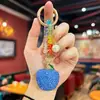 Llavero Creativo y de Moda con Bloques de Color y Cuentas, Totalmente Cubierto de Pedrería, Diseño de Fresa 3D, Lindo y Dulce, Accesorio de Alto Valor para Bolsos de Niñas
