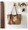 Bolsa de Hombro con Asa Corta de Gran Capacidad para Mujer, Estilo Europeo y Americano, Patrón Tejido Texturizado, Letras, Nueva Moda Verano 2026, para Viajes