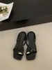 Sandálias chinelo de salto plataforma com fivela de metal estilo francês Chuyuji para mulheres, novo modelo 2026, versátil e confortável para os pés