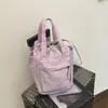 Un bolso bandolera de nailon amarillo brillante y refrescante, un bolso tote informal de estilo japonés, perfecto para el uso diario y las salidas, un bolso de hombro versátil y vibrante