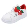 Zapatillas para niñas modelo nuevo primavera y otoño 2025, parte superior de piel, suela gruesa, zapatos blancos con decoración de fresa y velcro, zapatillas deportivas casuales para niños