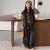 Conjunto de Otoño para Niñas Chaleco Floral Camiseta Base Set 2026 Nuevo Estilo Niñas Grandes Pantalones de Pierna Ancha con Volantes Conjunto de Tres Piezas Estilo Coreano