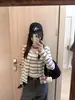 Cárdigan a rayas estilo coreano para mujer combinado con un top de tirantes, conjunto elegante de dos piezas para principios de otoño: top de punto de manga larga y chaqueta