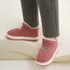 Zapatos de algodón afelpado para mediana edad y ancianos mujeres invierno hogar interior doméstico suela gruesa antideslizante cálidos cobertura total pantuflas de algodón hombres venta al por mayor