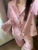 Novos pijamas simples estilo xadrez rosa de morango, conjunto novo de primavera e outono com mangas compridas e calças compridas, roupa de casa para meninas