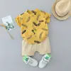 Camisa Henley de Algodão com Estampa de Penas por Toda Parte para Bebê Menino 0-3 Anos + Shorts em Estoque