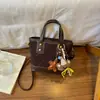 Bolso Cubo de Mano de Nicho Estilo Coreano para Mujer Nuevo Otoño/Invierno 2026 Bolso de Hombro Único Bordado con Hilo Acolchado de Diamantes Bolso Cruzado para el Trabajo y los Viajes