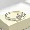 Pulseira Aberta Cisne Totalmente Cravejada de Diamantes de Luxo Leve para Mulheres, Design de Nicho Exclusivo Cor Dourada 18K de Alta Qualidade, Pulseira Versátil de Zircônia Exquisita