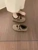 Sapatos Birkenstock Retrô de Nicho Feios para Mulheres com Parte Externa de Veludo, Fechamento Interno com Velcro, Aumento de Altura, Sapatos Mary Jane com Parte Externa Peluda
