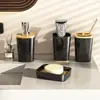 Conjunto de Seis Peças para Banheiro com Borda de Madeira de Luxo Leve Lixeira Copo de Enxaguante Bucal Saboneteira Suprimentos de Banheiro Conjunto de Artigos de Higiene Pessoal para Hotel Personalizado