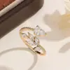 Anillo de Luz de Zirconia Incrustada en Oro Real Chapado en Cobre Transfronterizo Europeo y Americano Lujo Ligero Sensación de Alta Gama Anillo para el Dedo Joyería de Mano Versátil Fabricante Venta al por Mayor en Stock