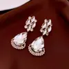 Pendientes de Plata Estilo Vintage con Colgantes de Lágrima Tachonados de Diamantes, Lujo Ligero y Sensación de Alta Gama, Exquisito Diseño de Clavo, Joyería para Orejas de Nicho