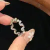 Popular Estilo Old Money Lujo Ligero Temperamento de Viajero Anillo con Diseño de Cuerda de Teléfono Completamente Incrustado Anillo Rodeado de Circonita para Mujeres