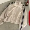 Jaqueta Esportiva Listrada Estilo Coreano com Gola Alta e Zíper Feminina 2026 Blusão Color Block Versátil Estiloso Tendência A14539
