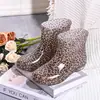 Sapatos e botas femininos estilosos e espessos com forro de fleece, sapatos de borracha para cozinha para adultos, galochas curtas impermeáveis e antiderrapantes