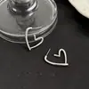 Brincos Argola Coração Vazado Minimalistas para Mulheres, Presilhas de Orelha em Formato de Coração com Linha Prata Estilo Cool, Brincos Geométricos Versáteis de Nicho Atacado