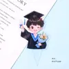 Decoración de Pastel Temporada de Graduación 2026 Mochila para Niños y Niñas Topper Acrílico "Surcando Vientos y Olas, Futuro Prometedor" Topper para Pastel