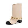 Outono/Inverno 2026 Novas Botas de Cano Médio com Salto Grosso e Corrente na Perna Bico Quadrado Elegantes Botas da Moda Botas Femininas Elegantes