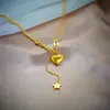 Exquisita elegante cadena de clavícula de corazón de durazno tridimensional con borla de estrella versátil japonesa y coreana, diseño de nicho, collar de estilo frío