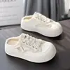 Chinelos Meio Sapatos com Biqueira de Lona para Uso Externo Feminino Outono 2025 Novos Sapatos Brancos Sem Salto Sandálias Respiráveis com Solado Grosso para Mulheres