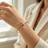 Pulsera abierta de resorte en forma de T, chapada en oro con circonitas cúbicas y pedrería de cristal, una pulsera de mujer a la moda