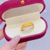 2. Anel de Latão Banhado a Ouro com um Toque Vintage de Luxo Leve, Joia de Design Popular, Anel Feminino da Moda
