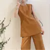 Conjunto estiloso, chique sem esforço e de caimento solto, com top sem mangas e calça pantalona - um conjunto de duas peças de alta qualidade para o verão de 2026