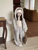 Invierno 2026 Nuevo Estilo Versión Coreana Ropa Infantil Niñas Felpa Plus Rayas Cuello de Piel Sudadera con Capucha y Cremallera Pantalones de Pierna Ancha Conjunto de Dos Piezas