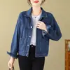 Foto real de la nueva chaqueta corta de mezclilla versátil de manga larga para otoño, chaqueta superior casual holgada para mujer