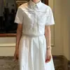 Conjunto de Camisa de Encaje con Perlas de Manga Corta Dongdaemun + Falda Elástica de Retazos de Encaje Pequeños con Bolsillos Laterales