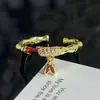 Anillo Abierto Romántico y Dulce de Calabaza Esmaltada Roja con Olas de Bambú Incrustadas de Diamante, con un Toque de Lujo Exclusivo para Mujeres