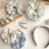 Nuevo pasador de pelo tipo scrunchie con rayas florales en tonos azules, elegante y versátil, adecuado para coletas bajas y flequillos de lado.
