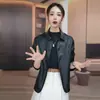 Nueva Chaqueta de Piel Sintética PU para Primavera y Otoño Ajuste Delgado Ropa Exterior Curtida con Fuentes Vegetales Venta Caliente en Transmisión en Vivo Ropa de Cuero Corta de un Solo Botón