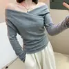 Puro Deseo Estilo Chica Picante Temperamento Capa Interior Adelgazante Favorecedor Camiseta para Mujer Otoño/Invierno 2026 Hombros Descubiertos Top de Gama Alta con Cuello en V