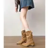 Estas botas de salto alto, com salto grosso, são incrivelmente estilosas.. São a última tendência outono/inverno 2026, apresentando um comprimento até o meio da panturrilha e um design de bota de combate, perfeitos para combinar com saias