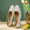 Sapatos Individuais Quadrados Perfurados de Pele de Cordeiro Ultra-Macios Estilo Francês para Mulheres Primavera e Outono 2026 Sola Macia Salto Grosso Biqueira Fechada Sandálias Romanas