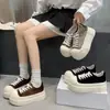 Sapatos casuais de novo estilo para mulheres baixinhas, tênis versáteis com cadarço 2026, sapatos de plataforma para estudantes, outono, solado grosso, biqueira larga, preto