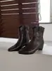 Botas Curtas de Couro Marrom Outono e Inverno Novas Simples Aumento Interno de Altura 5cm Bico Fino Botas Femininas Versáteis Elegantes