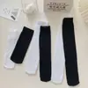 En nombre de calcetines de becerro de terciopelo fino negro y blanco de verano, calcetines hasta la rodilla estilo JK para piernas delgadas, estilo universitario para estudiantes, calcetines largos al por mayor