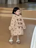 Invierno 2025 Nuevo Estilo Ropa Infantil Coreana Abrigo de Paño para Niñas con Capucha Punto de Polka Bordado de Felpa Chaqueta Larga Cálida