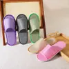 Pantuflas desechables de hotel, algodón y lino transpirables, antideslizantes, disponibles en varios colores, engrosadas para uso en hoteles, casas de huéspedes y para fines de hostelería, con opciones de logotipo para venta al por mayor