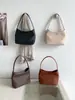 Novo estilo coreano retrô, bolsa de ombro tecida em couro PU macio, de nicho, para mulheres, moderna e sofisticada, adequada para o trajeto diário, pode ser carregada na mão ou usada sob o braço