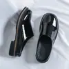 Sapatos masculinos de verão sem cadarço, de couro brilhante, meio sapato, sapatos formais casuais da moda, mocassins de tamanho grande, sapatos masculinos versáteis